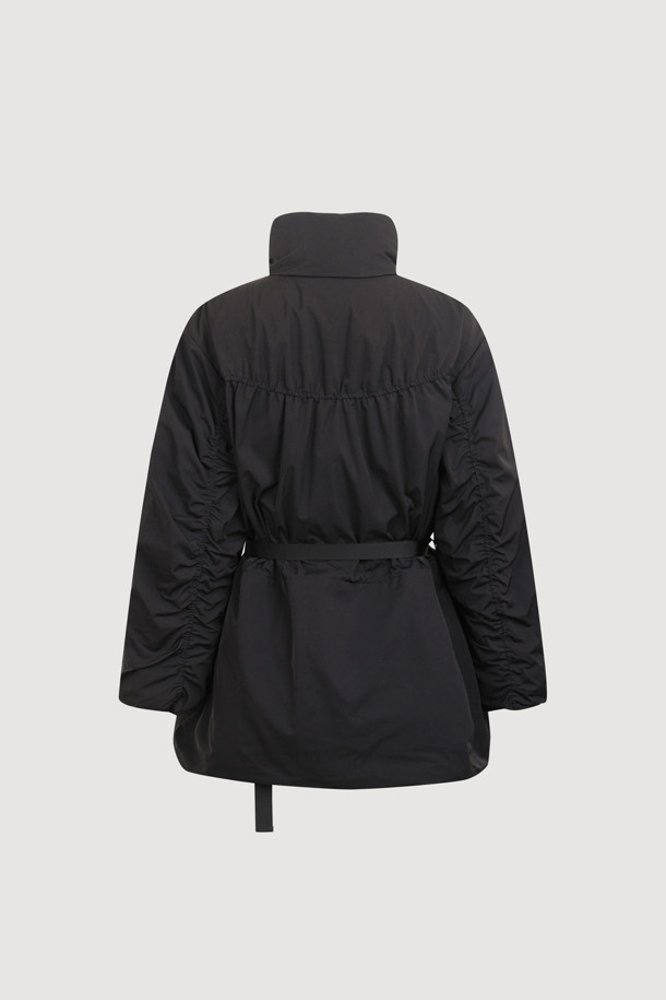 [Atelier] 옵션 벨트 다운 점퍼 (블랙)는 겨울철 여성의 우아함과 캐주얼함을 동시에 만족시키는 아우터입니다. 부드러운 나일론 소재와 두꺼운 두께감으로 따뜻함을 선사하며, 오버핏 디자인과 셔링, 패치워크, 러플 디테일이 페미닌한 무드를 더합니다. 옵션 벨트와 스트링 조절 기능으로 다양한 스타일 연출이 가능하며, 구스다운 충전재로 보온성을 극대화했습니다. 출근룩과 모임룩은 물론 미니멀, 클래식 스타일까지 소화 가능한 활용도 높은 벨티드 다운 점퍼입니다.
