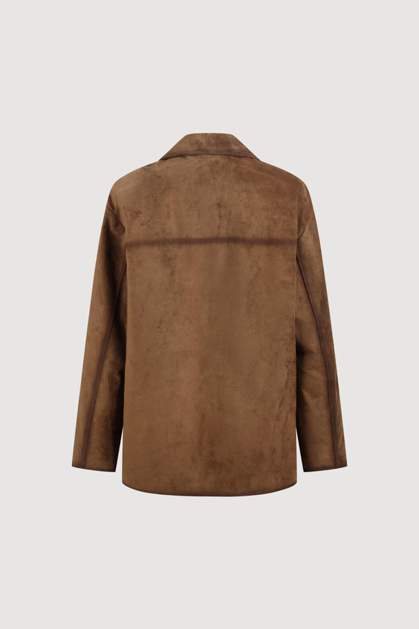 [Atelier] 리얼 스웨이드 레더 점퍼 (브라운)는 여성스러운 겨울 데일리룩, 모임룩, 데이트룩을 위한 완벽한 선택입니다. 부드러운 돈피 스웨이드 소재와 스탠다드핏으로 편안하면서도 클래식하고 캐주얼한 스타일을 연출합니다. 얇은 두께감과 드롭 숄더 디자인이 특징이며, ATELIER 로고 패턴 안감과 스티치 디테일이 고급스러움을 더합니다. 핸드 오일 브러쉬 포인트와 럭키슈에뜨 로고 와펜으로 포인트를 주어 미니멀하면서도 세련된 룩을 완성합니다. 힙 기장의 긴 소매 자켓으로 가을과 겨울, 당신의 스타일을 한층 끌어올려 보세요.
