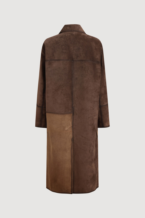 [Atelier] 리얼 스웨이드 롱 코트 (브라운)는 부드러운 촉감의 스웨이드 소재로 제작되어 가을과 겨울, 일상과 데일리룩에 모두 활용하기 좋은 여성 코트입니다. 클래식하고 유니크한 무드를 선사하며, 롱 기장의 H라인 핏으로 세련된 실루엣을 연출합니다. 싱글 버튼 여밈 방식과 두꺼운 두께감으로 따뜻함을 더하고, 오일 브릿지 워싱 처리와 가슴 포켓 레더 디테일, 로고 아플리케 자수, ATELIER 컬렉션 로고 패턴 안감 등 섬세한 디테일로 완성도를 높였습니다. 겨울철 데일리룩, 오피스룩, 모임룩 등 다양한 TPO에 맞춰 클래식, 미니멀, 시크 스타일을 연출해보세요.
