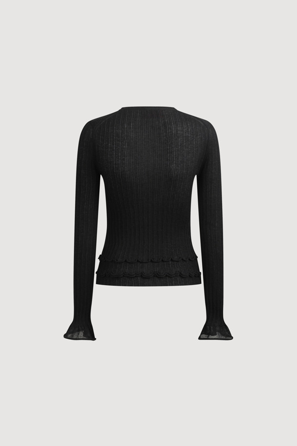 슬림 핏 립 니트 풀오버 (블랙)는 여성스러움을 강조하는 클래식하고 우아한 스타일의 니트입니다. 부드러운 울과 비스코스 혼방 소재로 제작되어 뛰어난 착용감을 선사하며 봄, 가을, 겨울에 활용하기 좋습니다. 라운드넥에 슬림핏으로 디자인되어 날씬한 실루엣을 연출하며, 소매 끝단 플레어 디자인과 배색 트리밍으로 포인트를 더했습니다. 일상, 데이트룩, 카페룩, 모임룩 등 다양한 TPO에 매치할 수 있으며, 이너 탑으로 활용하여 시크하고 미니멀한 스타일을 완성할 수 있습니다.
