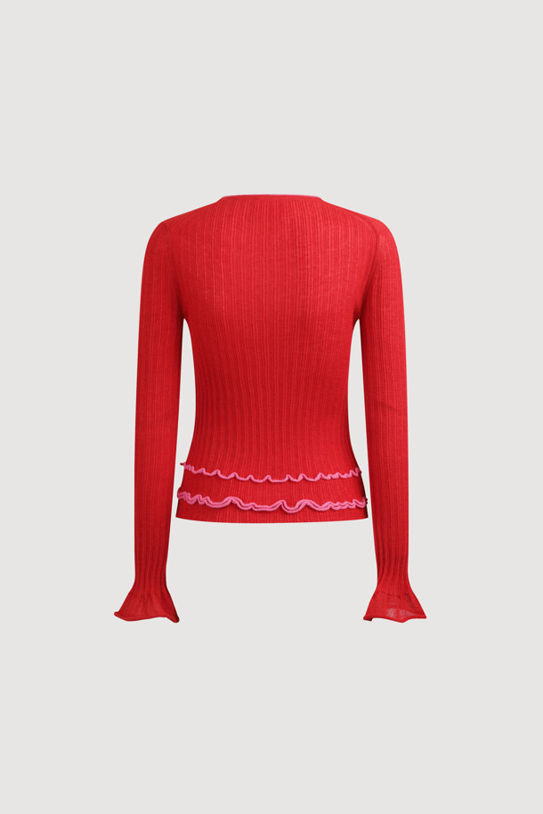 슬림핏 골지 니트 풀오버 (레드)는 가을과 겨울, 우아하고 클래식한 스타일을 연출하는 여성용 니트/스웨터입니다. 부드러운 울과 비스코스 혼방 소재로 제작되어 포근한 착용감을 선사하며, 슬림핏 라운드넥 디자인으로 세련된 실루엣을 강조합니다. 소매 끝단 플레어 디자인과 배색 트리밍 디테일이 돋보이며, 이너 탑과 함께 레이어드하여 다양한 스타일을 연출할 수 있습니다. 데이트룩, 카페룩, 겨울 데일리룩 등 다양한 TPO에 활용하기 좋으며, 미니멀하면서도 클래식한 무드를 완성해줍니다. 얇은 두께감으로 답답함 없이 편안하게 착용 가능합니다.
