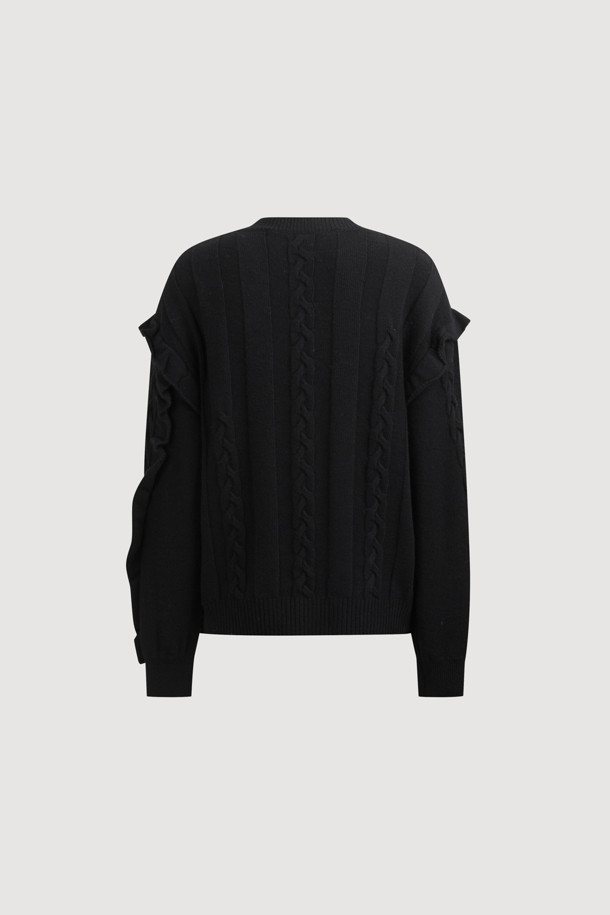 엔트리 케이블 니트 풀오버 (블랙)는 여성 의류로, 가을과 겨울에 따뜻하게 착용할 수 있는 상의입니다. 캐주얼하고 유니크한 스타일을 연출하며, 루즈핏의 라운드넥 디자인과 긴소매, 두꺼운 두께감으로 포근함을 더했습니다. 울 혼방 소재로 제작되어 부드러운 촉감을 느낄 수 있으며, 케이블 패턴과 프릴 디테일이 특징입니다. 겨울 데일리룩, 집콕룩, 동네 마실룩 등 다양한 TPO에 활용 가능하며, 니트 쇼츠와 함께 세트 착용하여 스타일리시하게 연출할 수 있습니다.
