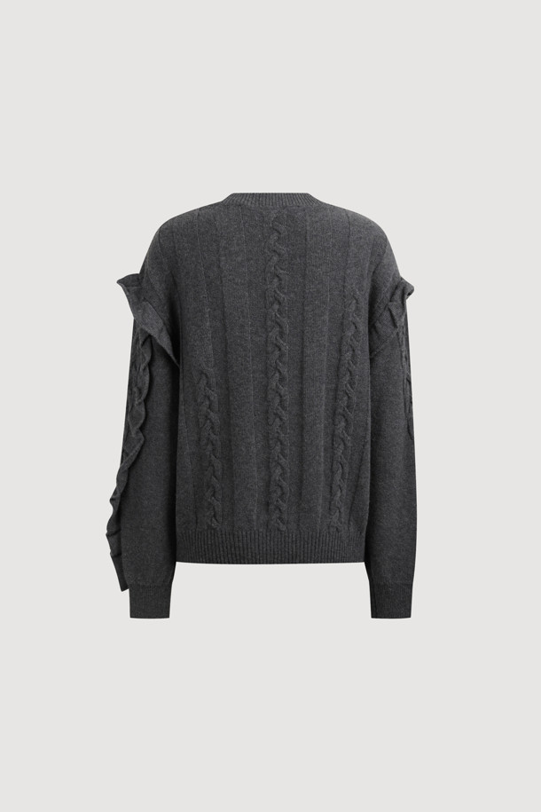 Entry 케이블 니트 풀오버 (멜란지 그레이)는 여성스러운 실루엣을 연출하는 울 혼방 소재의 두꺼운 케이블 니트 스웨터입니다. 멜란지 그레이 컬러에 라운드넥 디자인, 루즈핏으로 편안한 착용감을 선사하며, 긴 소매와 프릴 디테일이 특징입니다. 가을, 겨울 시즌 데이트룩, 카페룩, 데일리룩에 활용하기 좋으며, 니트 쇼츠와 세트 구성으로 더욱 유니크하게 연출할 수 있습니다. 캐주얼, 클래식, 미니멀 스타일을 즐겨 입는 분들께 추천합니다.
