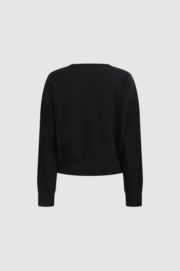 Ambo 리본 니트 풀오버 (블랙)는 여성용 상의로, 가을과 겨울에 따뜻하게 입을 수 있는 니트/스웨터입니다. 클래식과 캐주얼 스타일을 모두 소화하며, 넉넉한 오버핏과 V넥 디자인, 긴 소매가 특징입니다. 울과 면 혼방 소재로 제작되어 부드러운 촉감과 두꺼운 두께감으로 보온성을 높였습니다. 입체적인 니팅 리본 디테일이 돋보이며, 이너로 활용하거나 플레어 스커트와 함께 매치하여 데이트룩, 겨울 데일리룩, 모임룩 등 다양한 TPO에 맞춰 클래식, 캐주얼, 미니멀 스타일로 연출할 수 있습니다.
