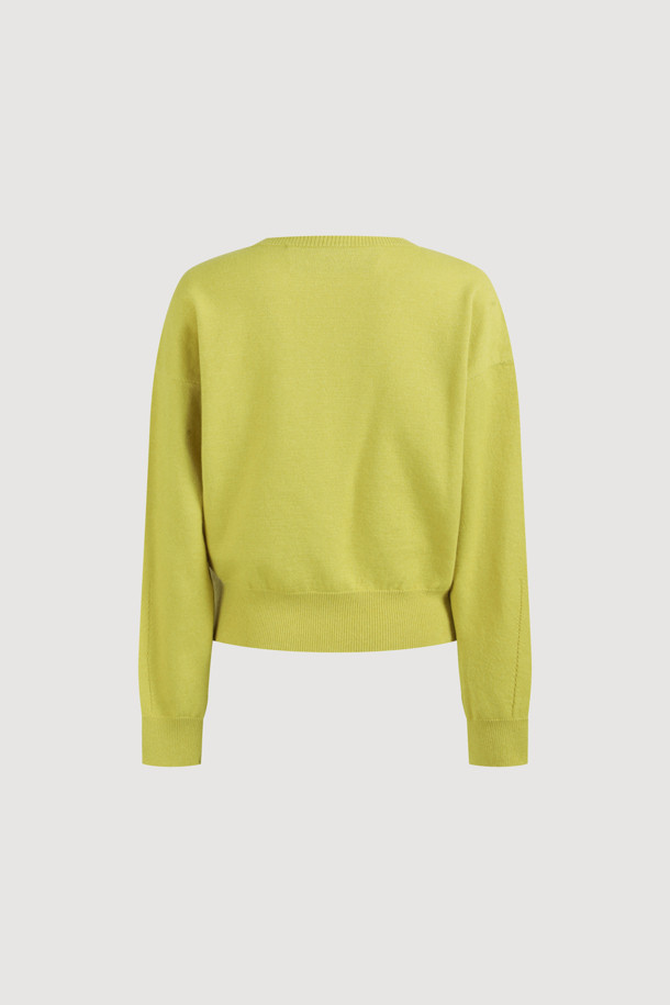 암보 리본 니트 풀오버 (라임)는 오버핏으로 제작되어 편안하면서도 유니크한 스타일을 연출합니다. 가을, 겨울 시즌에 어울리는 두꺼운 두께감과 부드러운 촉감의 울, 면 혼방 소재로 따뜻함을 선사합니다. 라운드넥 디자인에 볼륨감 있는 조직과 니팅 리본 디테일이 더해져 로맨틱하면서도 캐주얼한 무드를 자아냅니다. 데이트룩, 카페룩은 물론 겨울 데일리룩까지, 다양한 스타일을 소화하며 아우터 이너로도 활용 가능합니다. 플레어 스커트와 세트 구성으로 더욱 사랑스러운 룩을 완성할 수 있습니다.
