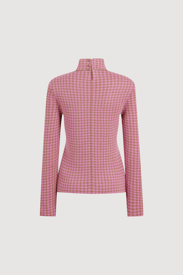 깅엄 체크 하이넥 니트 풀오버 (핑크)는 부드러운 울과 면 혼방 소재로 제작되어 가을, 겨울 시즌 따뜻하게 착용하기 좋습니다. 슬림핏 디자인에 하프넥 라인으로 포근함을 더했으며, 깅엄 체크 패턴이 캐주얼하고 베이직한 분위기를 연출합니다. 뒷중심 싸개 단추 디테일과 왼쪽 가슴 로고 자수가 포인트이며, 이너용으로 활용하기 좋습니다. 데이트룩 또는 모임룩에 매치하여 스타일리시한 룩을 완성해보세요.
