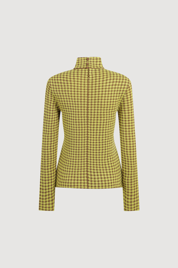 깅엄 체크 하이넥 니트 풀오버 (옐로우)는 캐주얼, 클래식, 미니멀 스타일을 즐기는 여성분을 위한 겨울, 가을용 상의입니다. 부드러운 울과 코튼 혼방 소재로 제작되어 포근하며, 두꺼운 두께감과 슬림핏으로 따뜻하고 세련된 실루엣을 연출합니다. 깅엄 체크 패턴과 하이넥 디자인이 특징이며, 뒷중심 싸개 단추 디테일과 왼쪽 가슴 로고 자수가 포인트입니다. 출근룩과 모임룩 모두 활용 가능한 이너용 아이템으로, 다양한 스타일링에 활용할 수 있습니다.
