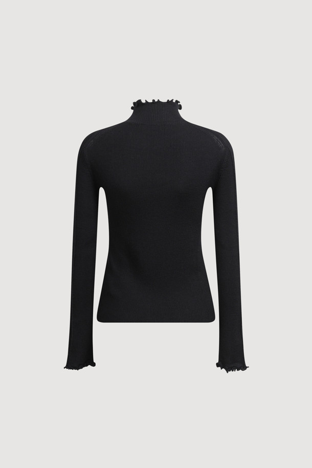 [Re-Order] 슬림 핏 솔리드 립드 니트 풀오버 (블랙)는 미니멀하고 베이직한 스타일의 여성 상의입니다. 하이 게이지 울 혼방 소재로 제작되어 부드러운 촉감을 선사하며, 가을과 겨울에 착용하기 좋습니다. 슬림 핏 디자인에 하프넥, 긴소매, 골지 패턴이 특징이며, 넥과 소매 끝단 자수 마감으로 포인트를 더했습니다. 데일리룩, 출근룩, 오피스룩, 모임룩 등 다양한 TPO에 활용 가능하며, 웨이브 디테일로 여성스러움을 강조하고 레이어드 연출이 용이합니다.
