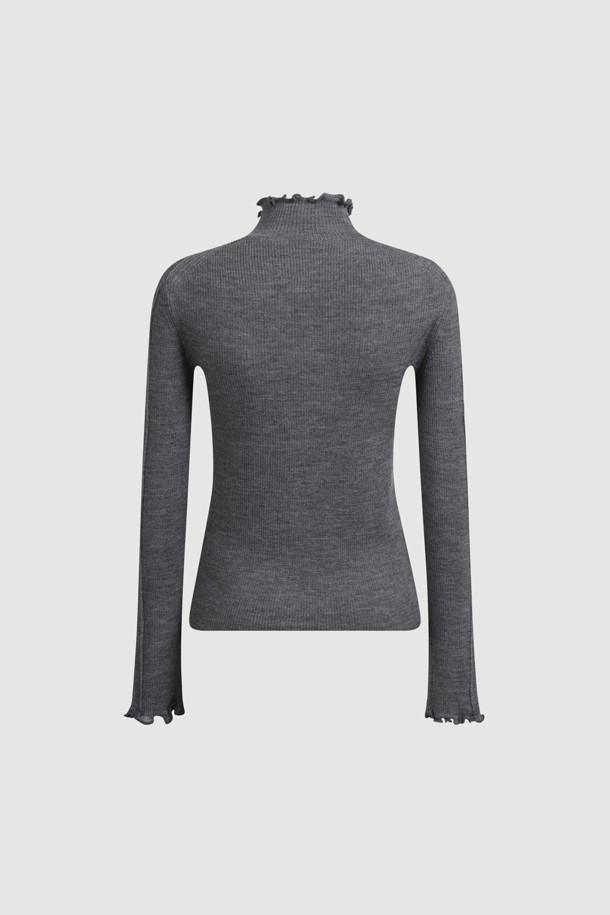 [Re-Order] 슬림 핏 솔리드 립드 니트 풀오버 (멜란지 그레이)는 가을과 겨울, 일상에서 착용하기 좋은 여성용 니트/스웨터입니다. 하이 게이지 울 혼방 소재로 제작되어 부드러운 촉감을 선사하며, 슬림 핏 디자인으로 세련된 실루엣을 연출합니다. 멜란지 그레이 컬러에 골지 패턴과 무지 디자인이 더해져 베이직하면서도 미니멀한 스타일을 완성합니다. 하프넥 라인과 긴 소매, 넥과 소매 끝단의 자수 마감, 웨이브 디테일이 특징이며, 레이어드하여 다양한 스타일을 연출할 수 있습니다. 출근룩, 오피스룩, 모임룩 등 TPO에 맞춰 클래식, 미니멀, 시크한 스타일을 연출해보세요.
