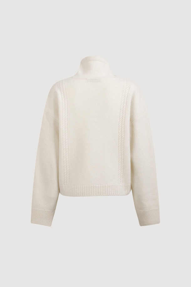 아이보리 색상의 리본 니트 풀오버는 부드러운 메리노 울 100% 소재로 제작되어 포근한 착용감을 선사합니다. 루즈핏으로 편안하게 착용 가능하며, 케이블 패턴과 캥거루 포켓, 리본 디테일이 더해져 캐주얼하면서도 여성스러운 분위기를 연출합니다. 후드 네크라인과 긴 소매 기장으로 가을, 겨울철 따뜻하게 입을 수 있으며, 스트링 조절이 가능하여 핏을 조절할 수 있습니다. 집콕룩, 산책룩, 여행룩 등 다양한 TPO에 활용할 수 있는 베이직하고 미니멀한 스타일의 니트입니다.
