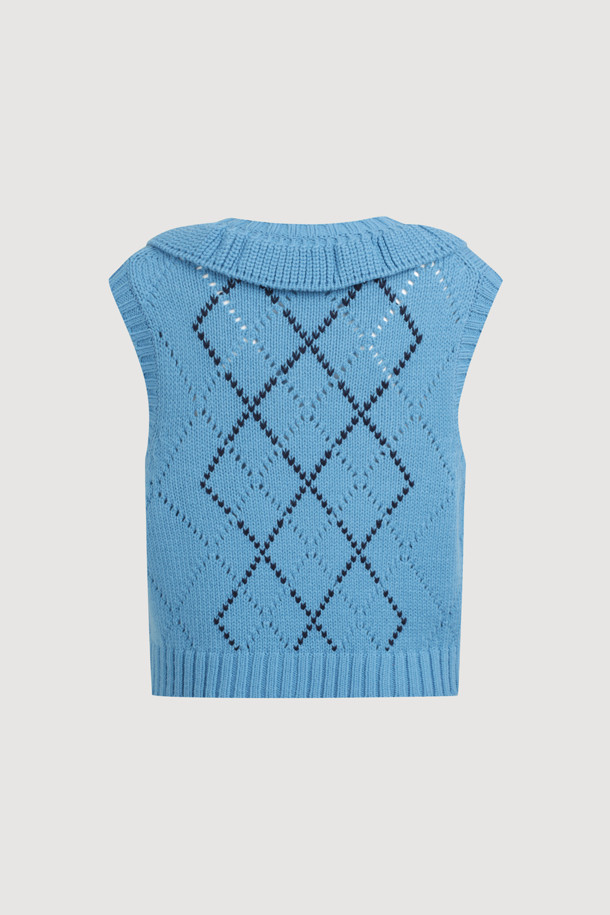 아르갈 프릴 니트 베스트 (블루)는 여성스러운 무드를 더해줄 캐주얼 스타일의 베스트입니다. 울 소재로 제작되어 가을, 겨울 시즌에 따뜻하게 착용할 수 있으며, 레귤러 핏과 스탠다드 기장으로 편안한 착용감을 선사합니다. 아가일 패턴과 프릴 디테일, 아일렛 조직이 더해져 디자인의 포인트를 더했으며, 라운드넥과 민소매 디자인으로 다양한 이너와 레이어드하여 데이트룩, 모임룩, 또는 미니멀한 스타일 연출에도 활용하기 좋습니다. 블루, 옐로우, 네이비 세 가지 컬러로 출시되어 취향에 맞는 색상을 선택할 수 있습니다. 부드러운 촉감으로 기분 좋은 착용감을 느끼실 수 있습니다.
