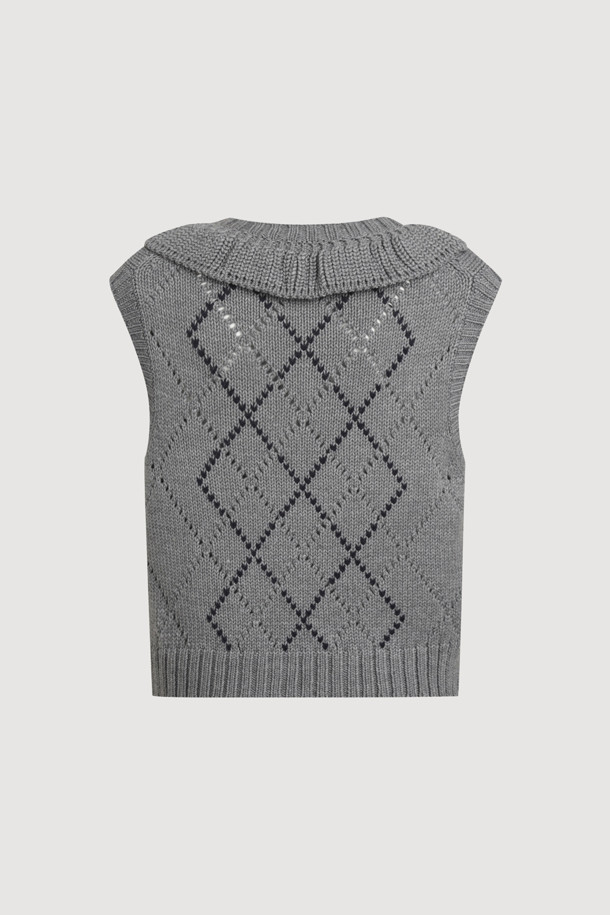 멜란지 그레이 컬러의 Argyle Frill Knit Vest (아르가일 프릴 니트 베스트)입니다. 여성용 니트 베스트로, 가을과 겨울에 따뜻하게 착용하기 좋습니다. 부드러운 울 소재에 아가일 패턴과 넥 라인의 프릴 디테일이 돋보이며, 스탠다드 핏으로 캐주얼, 클래식, 미니멀 스타일 모두 소화 가능합니다. 라운드넥과 민소매 디자인으로 다양한 레이어드 연출이 용이하며, 모임룩에도 활용할 수 있습니다. 중간 두께감으로 간절기부터 겨울까지 폭넓게 활용할 수 있는 아이템입니다.
