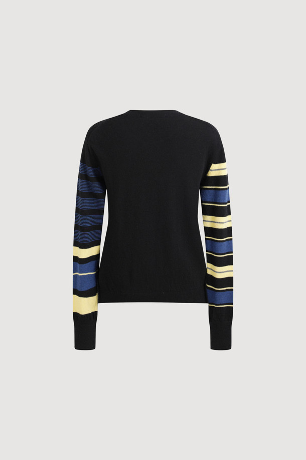 블랙 컬러의 Stripe Sleeve 슬림핏 니트 풀오버입니다. 부드러운 울과 캐시미어 혼방 소재로 제작되어 가을, 겨울 시즌에 따뜻하게 착용할 수 있습니다. 슬림핏 디자인과 라운드넥으로 제작되었으며, 소매 부분의 스트라이프 패턴과 케이블 조직 디테일이 돋보입니다. LUCKY 로고 자카드 디테일이 포인트로, 캐주얼, 스포티 무드는 물론 출근룩과 모임룩에도 활용하기 좋습니다. 클래식, 미니멀 스타일을 즐겨 입는 여성분들께 추천합니다.
