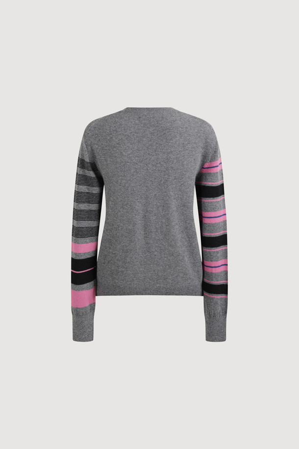 멜란지 그레이 컬러의 Stripe Sleeve 슬림핏 니트 풀오버입니다. 울과 캐시미어 혼방 소재로 제작되어 부드러운 촉감을 선사하며, 가을과 겨울에 따뜻하게 착용할 수 있습니다. 슬림핏 라운드넥 디자인에 소매 스트라이프 패턴과 클래식 케이블 조직이 돋보이며, LUCKY 로고 자카드 디테일로 포인트를 더했습니다. 출근룩과 모임룩은 물론, 클래식, 캐주얼, 미니멀한 스타일 모두 소화 가능한 활용도 높은 아이템입니다.
