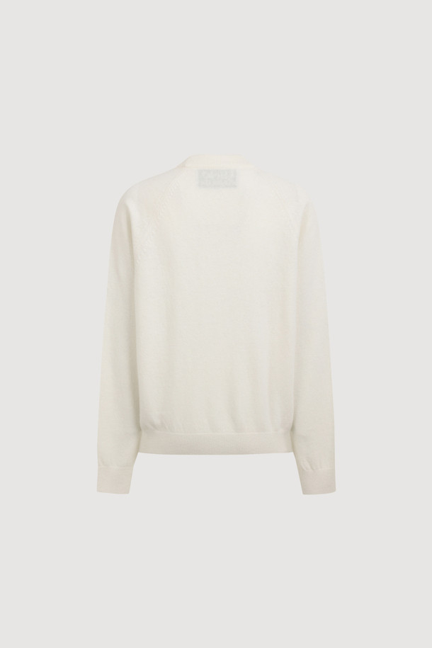 럭키 포인트 프릴 니트 풀오버 (아이보리)는 여성스러운 무드를 연출하는 상의입니다. 부드러운 울, 캐시미어, 나일론 혼방 소재로 제작되어 따뜻하고 포근한 착용감을 선사하며, 라운드넥과 래글런 소매 디자인으로 편안한 핏을 제공합니다. 특히, 프릴 디테일과 자수 장식이 더해져 로맨틱한 분위기를 강조하며, 케이블, 하트, 플라워 패턴이 돋보입니다. 데이트룩, 모임룩과 같은 특별한 날은 물론, 캐주얼 스타일로도 활용 가능하며, 가을, 겨울 시즌에 두꺼운 두께감으로 따뜻하게 입을 수 있습니다.
