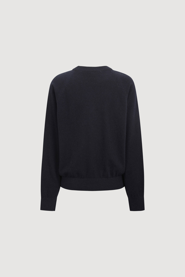 **Lulu Point 프릴 니트 풀오버 (다크 네이비)**

캐주얼, 클래식, 미니멀 스타일을 모두 아우르는 여성용 니트 풀오버입니다. 부드러운 울, 캐시미어, 나일론 혼방 소재로 제작되어 가을과 겨울에 따뜻하게 착용할 수 있습니다. 럭키 루루 캐릭터 자카드 패턴과 프릴 디테일이 사랑스러운 포인트를 더합니다. 래글런 소매의 루즈핏 라운드넥 디자인으로 편안한 착용감을 선사하며, 모임룩으로도 활용하기 좋습니다. 다크 네이비 컬러로 어떤 하의와도 쉽게 매치할 수 있습니다.
