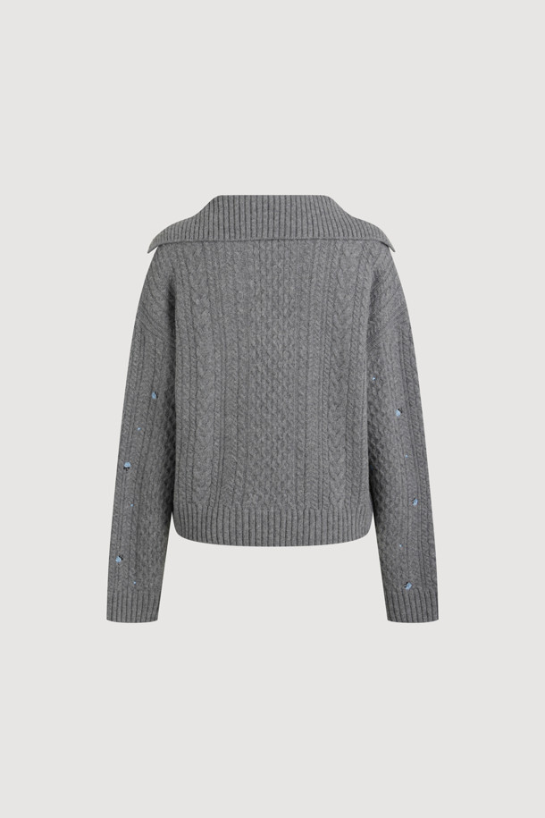 멜란지 그레이 컬러의 케이블 자수 카라 니트 풀오버입니다. 울, 캐시미어, 나일론 혼방 소재로 제작되어 부드러운 촉감과 두꺼운 두께감으로 따뜻하게 착용할 수 있습니다. 클래식한 무드와 루즈핏 디자인으로 편안하면서도 세련된 스타일을 연출하며, 노치넥과 긴 소매, 플라워 자수 디테일이 포인트입니다. 출근룩, 오피스룩, 모임룩 등 다양한 TPO에 활용 가능하며, 미니멀하고 클래식한 스타일을 선호하는 여성분들께 추천합니다.
