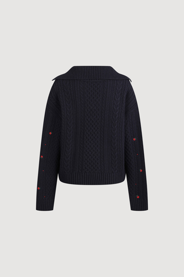 케이블 자수 카라 니트 풀오버 (다크 네이비)는 울, 캐시미어, 나일론 혼방 소재로 제작되어 부드러운 촉감과 뛰어난 보온성을 자랑하는 여성 니트입니다. 클래식한 무드와 루즈핏 디자인으로 편안하면서도 세련된 스타일을 연출하며, 가을, 겨울 시즌에 활용하기 좋습니다. 빅사이즈 카라와 플라워 모티브 자수 장식이 돋보이며, 노치넥 디자인으로 여성스러운 분위기를 더합니다. 데이트룩, 모임룩, 출근룩 등 다양한 TPO에 활용 가능한 아이템으로, 스커트와 함께 세련된 룩을 완성할 수 있습니다.
