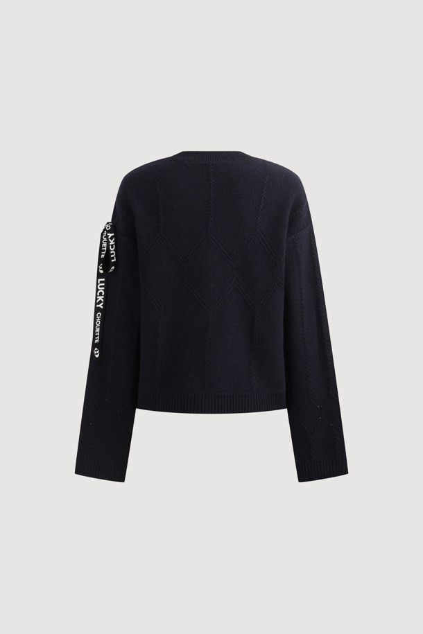 럭키 테이프 니트 풀오버 (다크 네이비)는 가을과 겨울, 페미닌하면서도 캐주얼한 무드를 연출하는 여성용 니트입니다. 울과 나일론 혼방 소재로 제작되어 포근한 촉감을 선사하며, 두꺼운 두께감으로 따뜻하게 착용할 수 있습니다. 크롭 기장의 루즈핏이며, 라운드넥 디자인에 아가일 & 로고 패턴이 적용되었습니다. 왼쪽 어깨 럭키 로고 테이프 디테일과 스카시 조직, 럭키 레터링이 포인트로, 모임룩, 캐주얼, 클래식, 미니멀 스타일 모두 소화 가능합니다. 긴 소매 기장으로 간절기부터 겨울까지 폭넓게 활용할 수 있습니다.
