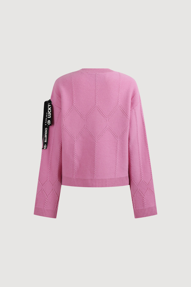 사랑스러운 핑크 컬러의 럭키 테이프 니트 풀오버입니다. 부드러운 울과 나일론 혼방 소재로 제작되어 가을, 겨울 시즌 따뜻하게 착용할 수 있습니다. 페미닌한 무드의 루즈핏 크롭 기장으로, 아가일 패턴과 언발란스 로고 테이프, 스카시 조직 디테일이 돋보입니다. 라운드넥과 긴 소매 디자인으로 클래식하면서도 미니멀한 스타일을 연출하며, 데이트룩이나 모임룩에 활용하기 좋습니다. 보온 기능을 갖춰 추운 날씨에도 포근함을 선사합니다.
