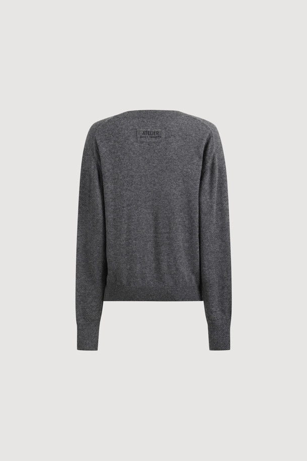 [Atelier] 플라워 모티브 V넥 니트 풀오버 (멜란지 그레이)는 가을, 겨울 시즌 여성들을 위한 상의입니다. 유니크하면서도 클래식한 스타일을 추구하며, 데이트룩, 모임룩, 겨울 데일리룩에 모두 잘 어울립니다. 부드러운 촉감의 울, 캐시미어, 나일론 혼방 소재로 제작되어 편안한 착용감을 선사합니다. V넥 디자인에 벨벳틴 원사 코르사쥬 장식이 포인트로 더해졌으며, 핸드메이드 디테일이 돋보이는 자연스러운 실루엣을 연출합니다. 
