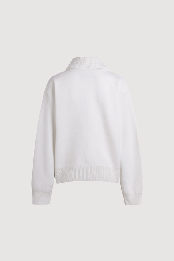 빅 카라 니트 가디건(아이보리)은 부드러운 울 소재로 제작되어 가을, 겨울 시즌에 따뜻하게 착용하기 좋습니다. 캐주얼한 무드의 루즈핏으로 편안한 착용감을 선사하며, 빅 카라 디자인이 포인트를 더합니다. 금속 지퍼와 아웃 포켓 디테일, 로고 배색, 스트라이프 니팅 테잎, 그리고 볼륨감 있는 카라가 특징입니다. 데일리룩, 카페룩, 모임룩 등 다양한 TPO에 활용하기 좋으며, 캐주얼, 클래식, 미니멀 스타일을 연출할 수 있습니다. 긴 소매 기장에 두꺼운 두께감으로 포근함을 더한 아이보리 컬러의 니트 가디건입니다.
