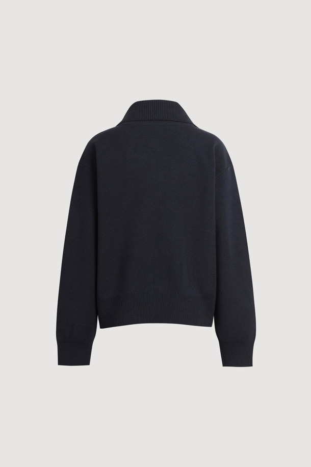 빅 카라 니트 가디건 (다크 네이비)은 캐주얼하고 클래식한 무드를 연출하는 여성용 가디건입니다. 가을, 겨울에 적합하며, 두꺼운 울 소재로 제작되어 따뜻하게 착용할 수 있습니다. 넉넉한 루즈핏에 지퍼형 여밈 방식이 적용되었으며, 빅 카라 디자인과 아웃포켓 디테일이 포인트를 더합니다. 또한, 로고 배색과 스트라이프 니팅 테잎 디테일로 디자인의 완성도를 높였습니다. 데일리룩, 카페룩, 동네 마실룩 등 편안한 상황에 잘 어울립니다.
