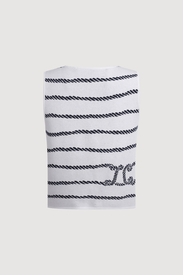 **Stripe 니트 베스트 (아이보리)**

부드러운 촉감의 니트 소재로 제작된 여성용 베스트입니다. 아이보리 컬러에 V넥 디자인으로, 봄, 가을 시즌에 캐주얼하게 착용하기 좋습니다. 루프 아트웍 자카드 패턴과 금속 단추 디테일이 돋보이며, 스탠다드핏 또는 루즈핏으로 연출할 수 있습니다. 레이어링하여 다양한 스타일을 연출하거나 단독으로 착용하여 데이트룩, 카페룩에 포인트를 더해보세요. 미니멀, 클래식 스타일을 선호하는 분들께 추천합니다.
