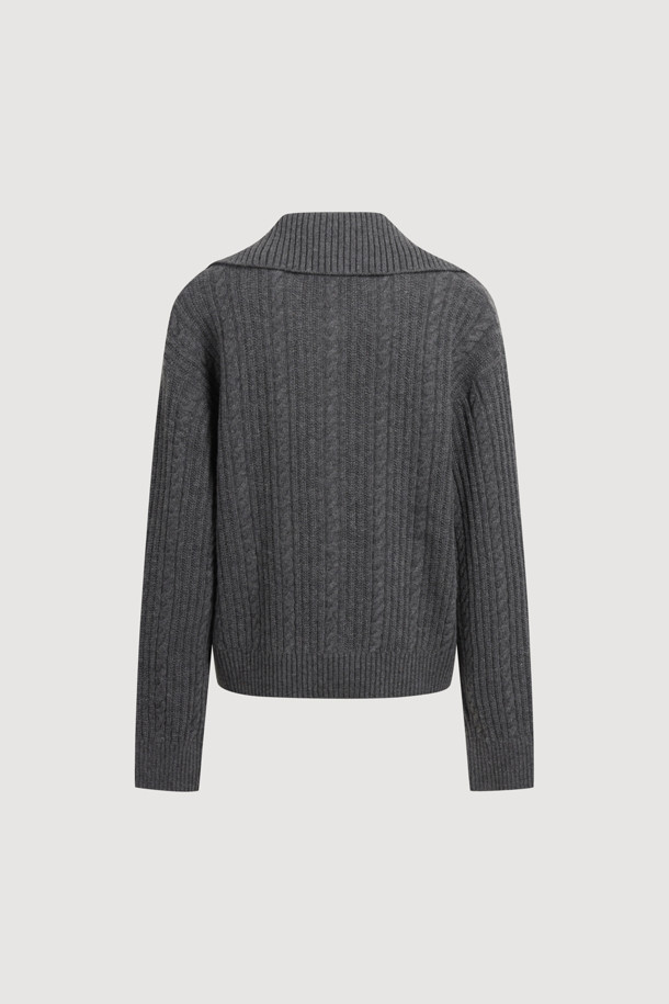 멜란지 그레이 컬러의 Entry 케이블 니트 가디건입니다. 부드러운 울 소재로 제작되어 가을, 겨울에 따뜻하게 착용할 수 있습니다. 클래식하고 캐주얼한 스타일을 모두 소화하며, 루즈핏과 브이넥 디자인으로 편안함을 더했습니다. 토글 단추 디테일과 럭키 로고, 스트라이프 느낌의 케이블 & 립 패턴 조직감이 특징입니다. 데이트룩, 카페룩, 겨울 데일리룩 등 다양한 TPO에 활용 가능하며, 스타일리시한 미니멀룩을 연출할 수 있습니다.
