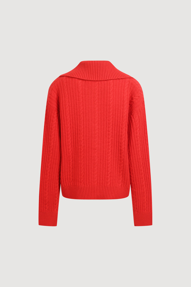 엔트리 케이블 니트 가디건 (레드)은 가을과 겨울 시즌, 클래식하고 캐주얼한 스타일을 연출하고 싶은 여성분들을 위한 아이템입니다. 부드러운 울 소재로 제작되어 포근한 착용감을 선사하며, 얇은 두께감으로 간절기에도 부담 없이 즐길 수 있습니다. 크롭 기장에 루즈핏으로 편안함을 더하고, 라운드넥과 립 조직 디테일, 로고 토글 단추, 스트라이프 느낌의 케이블 조직, 앞 중심 볼드한 케이블 조직이 특징입니다. 데일리룩, 카페룩, 모임룩 등 다양한 TPO에 매치하여 클래식, 캐주얼, 미니멀 스타일을 완성해보세요.
