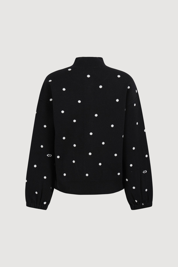 [Re-Order] 도트 짚업 니트 카디건 (블랙)은 부드러운 니트 소재의 여성용 카디건입니다. 릴랙스 핏과 라운드넥 디자인으로 편안한 착용감을 선사하며, 캐주얼 및 베이직 스타일을 연출하기 좋습니다. 도트 패턴과 드롭 숄더, 소매 이밴드, 포켓, 리본 디테일이 돋보이며, 집업 방식으로 간편하게 착용할 수 있습니다. 일상, 동네 마실룩, 집콕룩 등 다양한 TPO에 활용 가능하며, 미니멀하고 클래식한 스타일을 선호하는 분들께 추천합니다. 자카드 조직으로 제작되어 더욱 고급스러운 느낌을 줍니다.
