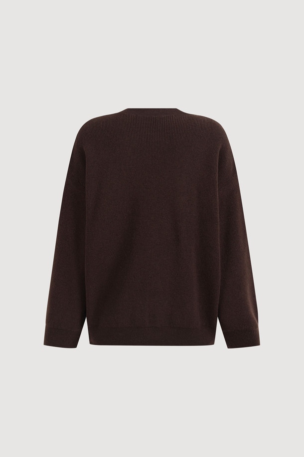 [Re-Order] Ambo 리본 니트 가디건 (브라운)은 울과 코튼 혼방 소재로 제작되어 부드러운 촉감과 따뜻함을 선사합니다. 라운드넥에 긴 소매 기장, 루즈핏으로 편안한 착용감을 제공하며, 클래식과 캐주얼 스타일을 모두 소화할 수 있습니다. 금속 단추와 니팅 리본 디테일, 포켓 디테일이 디자인 포인트이며, 가을, 겨울 시즌 데이트룩, 카페룩, 데일리룩에 활용하기 좋습니다. 두꺼운 두께감으로 오버핏 아우터 안에 이너로도 활용 가능하며, 타이트한 이너와 데님 하의와 함께 코디하면 멋스럽습니다.
