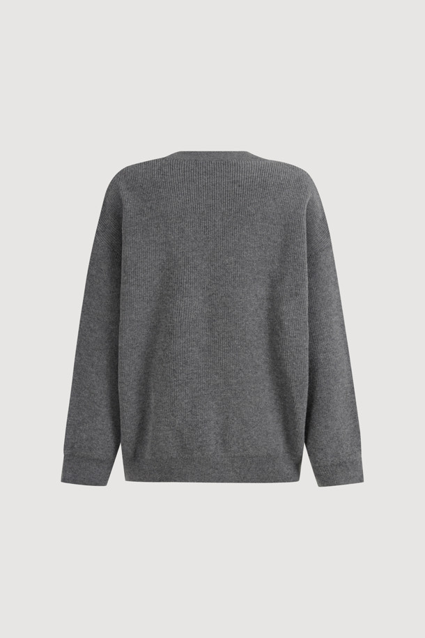 [Re-Order] Ambo 리본 니트 가디건 (멜란지 그레이)는 가을과 겨울에 즐겨 입기 좋은 여성용 니트 가디건입니다. 멜란지 그레이 컬러에 울과 코튼 혼방 소재로 제작되어 부드러운 촉감을 선사하며, 루즈핏으로 편안하게 착용할 수 있습니다. 클래식과 캐주얼 무드를 넘나드는 디자인으로, 입체적인 니팅 리본 디테일과 금속 단추, 주머니 디테일이 특징입니다. 데이트룩, 카페룩, 겨울 데일리룩 등 다양한 TPO에 활용 가능하며, 타이트한 이너와 데님 하의와 함께 스타일리시하게 연출하거나 오버핏 아우터 안에 레이어드하여 따뜻하게 입을 수 있습니다.
