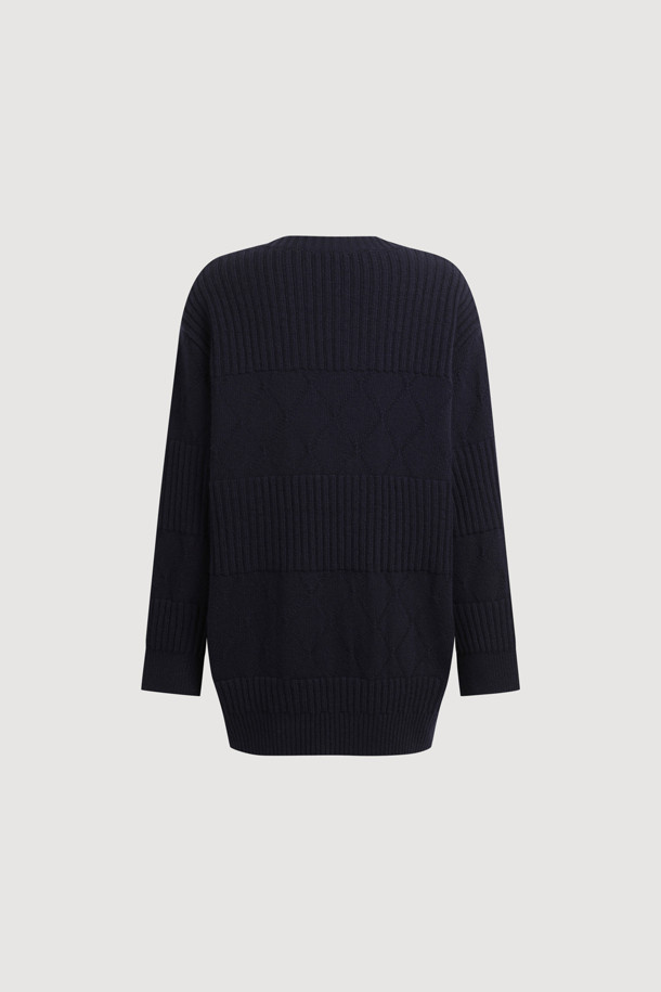 라운드 넥 하프 니트 가디건 (다크 네이비)은 울, 나일론, 캐시미어 혼방 소재로 제작되어 부드러운 촉감과 따뜻함을 선사합니다. 라운드 넥 디자인과 긴 소매 기장, 루즈핏으로 편안한 착용감을 제공하며, 가을, 겨울 시즌 데일리룩, 카페룩, 모임룩에 모두 잘 어울립니다. 클래식, 캐주얼, 미니멀 스타일을 연출하기 좋으며, 하프 기장으로 다양한 하의와 매치하기 용이합니다. 코듀로이 단추 디테일과 빅 아웃포켓이 특징이며, 원피스 위에 레이어드하여 스타일리시하게 연출할 수도 있습니다.
