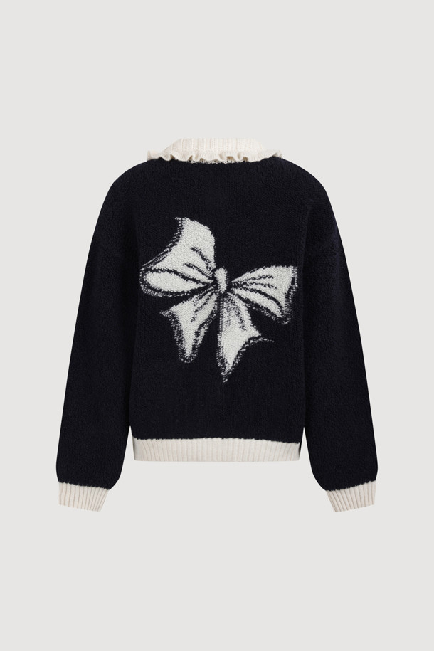 다크 네이비 컬러의 Colored Collar 니트 풀오버입니다. 부드러운 울 소재로 제작되어 가을과 겨울에 따뜻하게 착용할 수 있습니다. 페미닌하고 캐주얼한 무드를 연출하며, 루즈핏과 긴 소매 기장으로 편안함을 더했습니다. 배색 프릴 카라와 금속 버튼, 앞 포켓, 뒷면 그래픽 디자인이 특징입니다. 데이트룩, 모임룩, 캐주얼, 클래식, 미니멀 스타일 모두 소화 가능한 아이템입니다.
