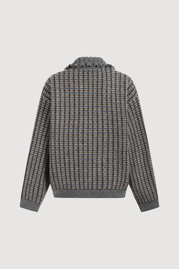 컬러드 카라 체크 니트 가디건 (멀티 컬러)은 울과 앙고라 소재 혼방으로 제작되어 부드러운 촉감과 뛰어난 보온성을 자랑합니다. 가을과 겨울 시즌, 일상에서 페미닌하고 캐주얼한 스타일을 연출하기 좋습니다. 칼라 디테일과 프릴, 금속 단추, 앞 포켓, 블루종 스타일이 돋보이며 루즈핏으로 편안하게 착용 가능합니다. 체크 패턴과 긴 소매 기장으로 세련된 분위기를 더하며, 데이트룩, 모임룩, 출근룩 등 다양한 TPO에 활용할 수 있습니다. 캐주얼, 클래식, 로맨틱 무드를 모두 아우르는 스타일을 완성해 보세요.
