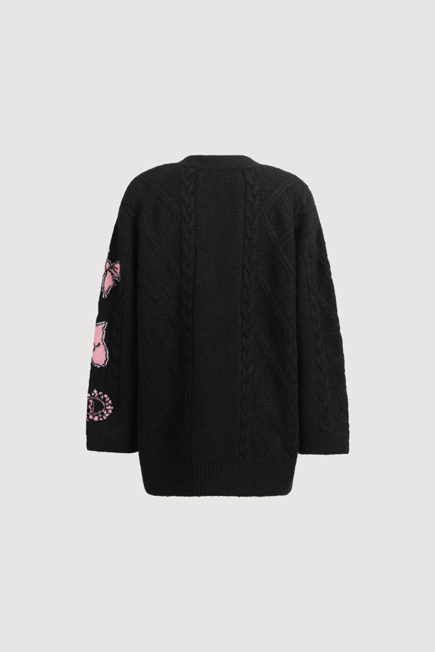 컬러 자카드 니트 가디건 (블랙)은 부드러운 울과 모헤어 혼방 소재로 제작되어 폭신한 촉감을 선사합니다. 힙 기장의 박시핏 디자인에 브이넥 라인으로 편안하면서도 세련된 스타일을 연출합니다. 긴 소매와 버튼 여밈, 포켓 디테일이 돋보이며, 배색 컬러감이 은은한 포인트를 더합니다. 가을, 겨울 시즌에 캐주얼, 클래식, 미니멀 스타일을 즐겨 입는 여성분들에게 모임룩, 출근룩으로 추천합니다. 가볍게 걸쳐 입기 좋아 간절기부터 겨울까지 폭넓게 활용 가능합니다.
