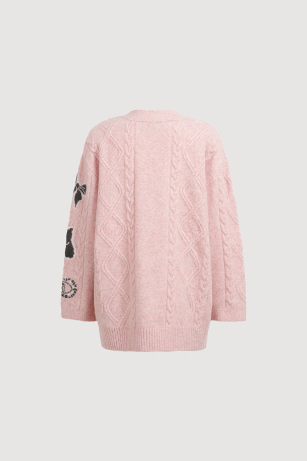 선명한 핑크 컬러의 자카드 니트 가디건입니다. 울과 모헤어 혼방 소재로 제작되어 폭신한 촉감과 뛰어난 보온성을 자랑하며, 가을과 겨울에 따뜻하게 착용하기 좋습니다. 브이넥 디자인과 힙 기장으로 여성스러운 실루엣을 연출하며, 캐주얼, 클래식, 미니멀 스타일 모두 소화 가능합니다. 데이트룩, 모임룩 등 다양한 TPO에 활용할 수 있으며, 볼륨감 있는 디자인과 여유로운 핏으로 편안하게 즐길 수 있습니다. 매트한 컬러감과 자카드 패턴이 돋보이는 매력적인 아이템입니다.
