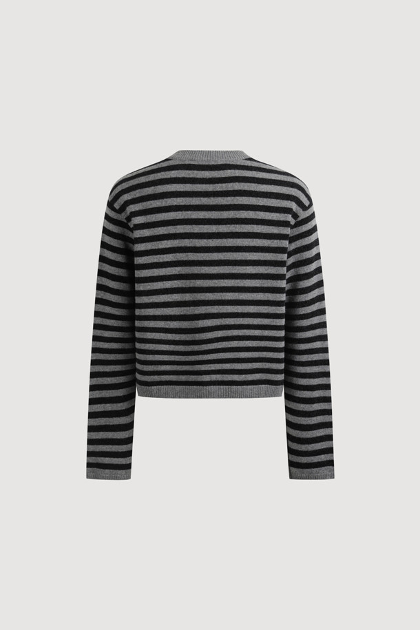 [Re-Order] 스트라이프 리본 니트 가디건은 부드러운 니트 소재로 제작되어 봄, 가을에 착용하기 좋은 여성용 가디건입니다. 라운드넥 디자인에 긴 소매 기장으로, 세미 스탠다드핏으로 편안하게 착용할 수 있습니다. 얇은 두께감과 부드러운 촉감이 특징이며, 히든 스냅 여밈과 리본 디테일이 여성스러운 분위기를 더합니다. 베이직하고 캐주얼한 스타일로, 데이트룩이나 봄 소풍룩에 활용하기 좋으며, 다양한 하의와 코디하여 미니멀, 클래식 스타일을 연출할 수 있습니다.
