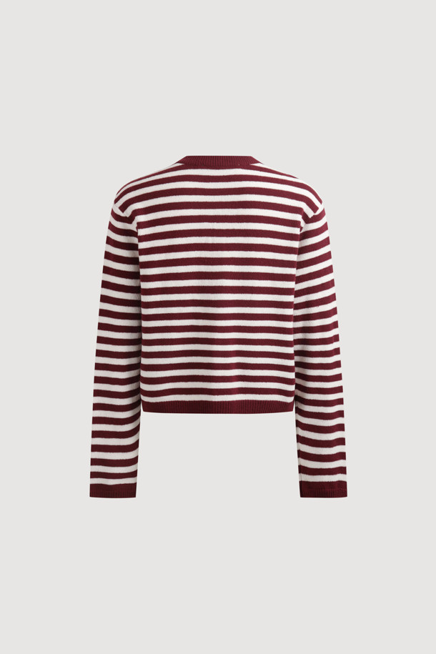 [Re-Order] 스트라이프 리본 니트 가디건은 가을, 겨울 시즌에 어울리는 여성 니트/스웨터입니다. 와인, 화이트 두 가지 컬러로 출시되었으며, 캐주얼, 미니멀, 클래식 스타일을 연출하기 좋습니다. 부드러운 촉감의 니트 소재에 라운드넥, 긴소매, 중간 두께로 디자인되었고, 세미 스탠다드핏으로 편안하게 착용 가능합니다. 히든 스냅 여밈과 리본 디테일이 돋보이며, 데이트룩 또는 모임룩에 활용하거나, 아우터 안에 이너로도 활용할 수 있어 실용적입니다. 다양한 하의와 코디하여 폭넓은 스타일을 연출해보세요.
