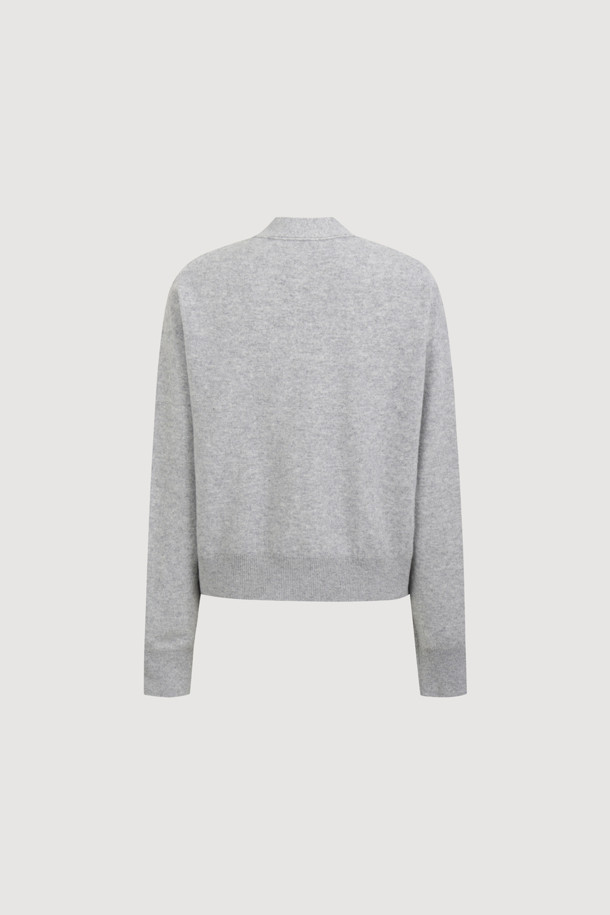 멜란지 그레이 컬러의 자수 디테일 브이넥 니트 가디건입니다. 울과 나일론 혼방 소재로 제작되어 포근하면서도 가벼운 착용감을 선사합니다. 세미 루즈핏에 크롭 기장으로, 캐주얼하고 베이직한 스타일을 연출하며, 플라워 모티브 단추와 조직감 디테일이 돋보입니다. 긴소매 디자인으로 가을, 겨울철 데이트룩이나 모임룩에 활용하기 좋으며, 레이어드 스타일링으로 다양한 분위기를 연출할 수 있습니다.
