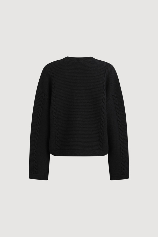 체크 리본 라운드 넥 니트 가디건 (블랙)은 가을, 겨울 시즌에 어울리는 여성 의류입니다. 부드러운 울 소재에 두꺼운 두께감으로 따뜻함을 제공하며, 라운드 넥과 긴 소매, 루즈핏으로 편안한 착용감을 선사합니다. 케이블 조직감과 체크 패턴이 클래식하고 캐주얼한 무드를 더하며, 체크 리본 장식이 여성스러운 포인트를 더합니다. 데이트룩, 모임룩, 출근룩 등 다양한 TPO에 활용 가능한 매력적인 아이템입니다.
