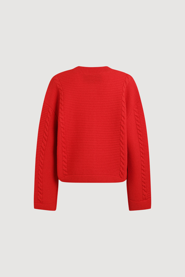 [Re-Order] 체크 리본 라운드 넥 니트 가디건 (레드)는 포근한 울 소재로 제작되어 가을, 겨울 시즌에 따뜻하게 착용하기 좋은 여성 니트 가디건입니다. 체크 패턴과 리본 장식이 걸리시한 무드를 더하며, 라운드 넥과 긴 소매 디자인으로 부드러운 촉감을 선사합니다. 넉넉한 루즈핏과 코쿠닝 실루엣으로 편안함을 강조하며, 데이트룩, 모임룩 등 다양한 TPO에 캐주얼, 클래식, 걸리시 스타일로 연출하기 좋습니다. 두꺼운 두께감의 케이블 조직 니트로 제작되어 따뜻함과 스타일을 동시에 잡았습니다.
