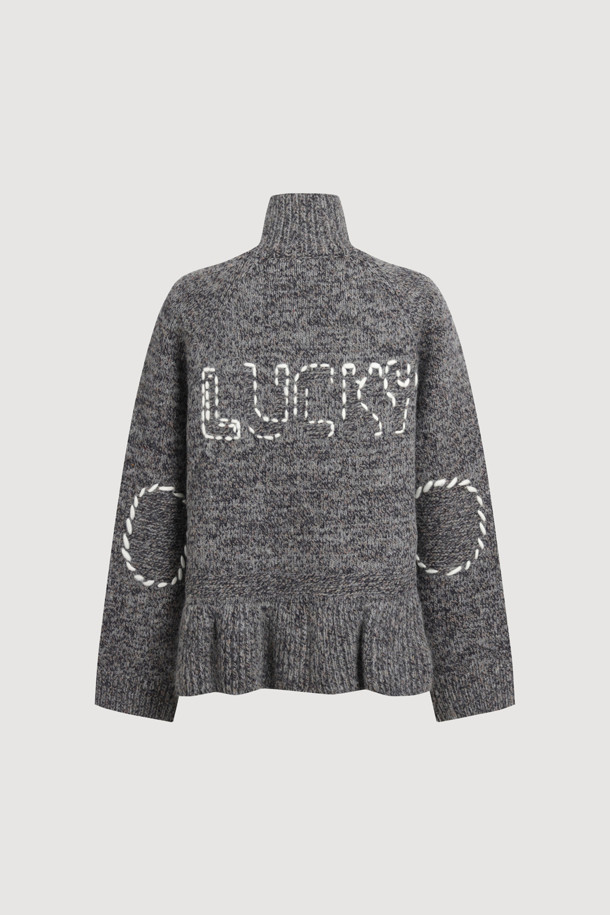 세련된 자수 디테일이 돋보이는 "자수 포인트 집업 니트 가디건 (그레이)"입니다. 부드러운 니트 소재와 두꺼운 두께감으로 따뜻하고 포근한 착용감을 선사하며, 래글런 소매와 페플럼 디자인으로 여성스러운 실루엣을 연출합니다. 하이넥 디자인과 금속 지퍼, 밑단 러플, 로고 자수, 핸드메이드 자수 등 섬세한 디테일들이 유니크한 스타일을 완성합니다. 캐주얼, 클래식, 미니멀 스타일 모두 소화 가능하며 모임룩으로도 활용하기 좋습니다. 쌀쌀한 가을, 겨울 시즌에 폭넓게 활용할 수 있는 실용적인 아이템입니다.
