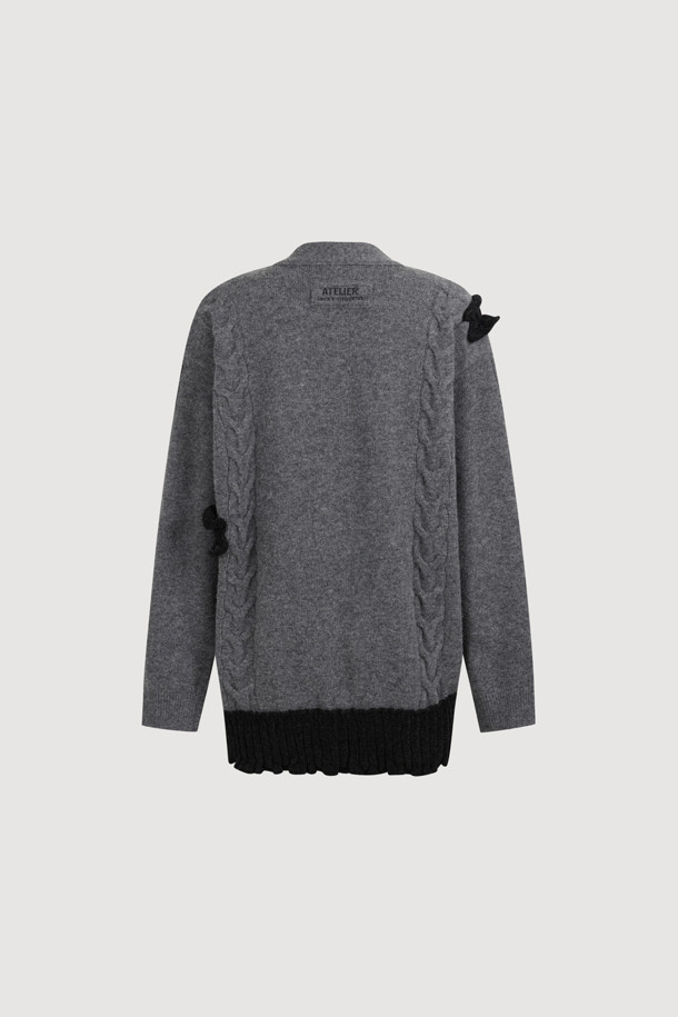 [Atelier] 벨벳 프릴 V넥 가디건 (다크 그레이)은 부드러운 울, 캐시미어, 나일론 혼방 소재로 제작되어 가을, 겨울 시즌 따뜻하고 포근하게 착용할 수 있습니다. 루즈핏 디자인에 케이블 조직감과 벨벳 프릴 디테일이 더해져 유니크하면서도 클래식한 분위기를 연출합니다. V넥 라인과 긴 소매 기장으로 여성스러운 실루엣을 강조하며, 고급스러운 개발 금속 단추로 포인트를 더했습니다. 겨울 데일리룩, 모임룩, 데이트룩 등 다양한 TPO에 맞춰 클래식, 미니멀, 시크한 스타일을 완성해보세요.
