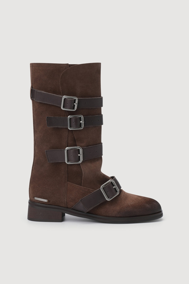 세련된 무드의 스웨이드 미들 부츠(브라운)입니다. 라운드 앞코와 청키힐 디자인으로 캐주얼하면서도 클래식한 스타일을 연출합니다. 부드러운 스웨이드 소재에 스트랩 버클 디테일, 앞부분 접이식 디자인이 돋보이며, 미들컷 탑라인으로 다리 라인을 더욱 돋보이게 합니다. 가을, 겨울 시즌, 가을 나들이룩, 겨울 데일리룩에 폭넓게 활용 가능하며, 인솔 쿠셔닝으로 편안한 착용감을 선사합니다. 미니멀한 스타일을 선호하는 여성분들께 추천합니다.
