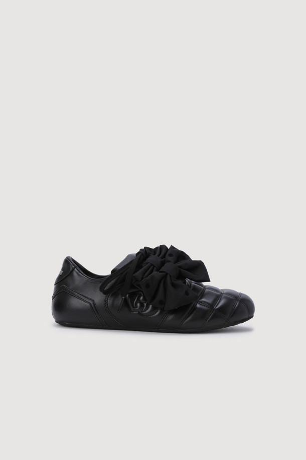 리본 장식이 돋보이는 블랙 컬러의 가죽 스니커즈입니다. 캐주얼하고 클래식한 스타일로, 일상 또는 가벼운 산책 시 편안하게 착용하기 좋습니다. 가볍고 부드러운 가죽 소재로 제작되었으며, 배색 컬러의 안창이 돋보입니다. 플랫 굽으로 편안한 착용감을 제공하며, 끈으로 묶어 발에 맞게 조절할 수 있습니다. 미니멀한 디자인에 사랑스러운 리본 디테일이 더해져 여성스러운 매력을 더합니다.
