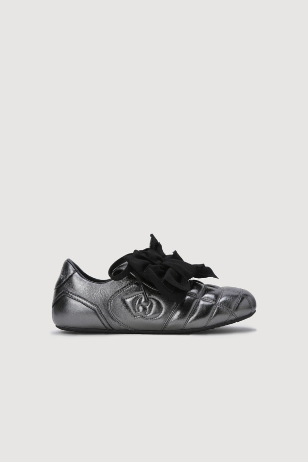 리본 장식 레더 스니커즈(실버)는 편안함과 스타일을 모두 갖춘 여성용 운동화입니다. 부드러운 가죽 소재로 제작되어 고급스러운 느낌을 주며, 라운드 앞코와 플랫 굽으로 편안한 착용감을 선사합니다. 실버 컬러에 리본 장식이 더해져 캐주얼하면서도 클래식한 무드를 연출하며, 가벼운 무게감으로 일상생활에서 부담 없이 착용하기 좋습니다. 동네 마실, 산책, 카페 등 다양한 TPO에 맞춰 미니멀한 스타일을 완성해 보세요. 봄, 여름, 가을 계절에 활용할 수 있는 데일리 아이템입니다.
