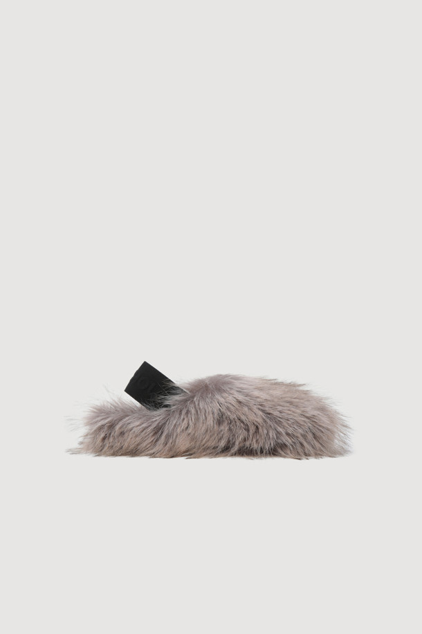 A-페이크 퍼 클로그(다크 베이지)는 여성용 클로그로, 가을과 겨울에 따뜻하고 포근하게 착용하기 좋은 슈즈입니다. 라운드 앞코에 페이크 퍼 소재를 사용하여 부드러운 질감을 살렸으며, 안감 역시 퍼로 마감해 보온성을 높였습니다. 플랫 굽으로 편안한 착용감을 제공하며, 오픈형 디자인과 뒷부분 레터링 밴드 디테일이 캐주얼하면서도 스트릿한 감성을 더합니다. 쿠셔닝을 보강하여 활동성을 높였으며, 고급스러운 패키지로 제공되어 선물용으로도 좋습니다. 동네 마실룩, 겨울 데일리룩, 산책룩 등 다양한 TPO에 미니멀, 캐주얼, 스트리트 스타일로 연출해보세요.
