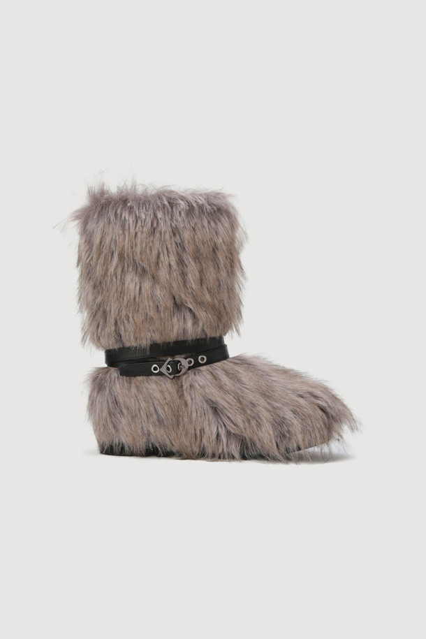 다크 베이지 컬러의 A-Fake Fur 부츠입니다. 여성용 부츠로, 페이크 퍼와 가죽 소재를 사용하여 겨울철 따뜻하게 착용할 수 있습니다. 클래식하면서도 유니크한 스타일을 연출하며, 엠블럼 버클 장식으로 포인트를 더했습니다. 쿠셔닝을 보강하여 편안한 착화감을 제공하며, 겨울 데일리룩, 모임룩, 쇼핑룩에 모두 잘 어울립니다. 미니멀하고 시크한 스타일을 즐기는 여성분들께 추천합니다.
